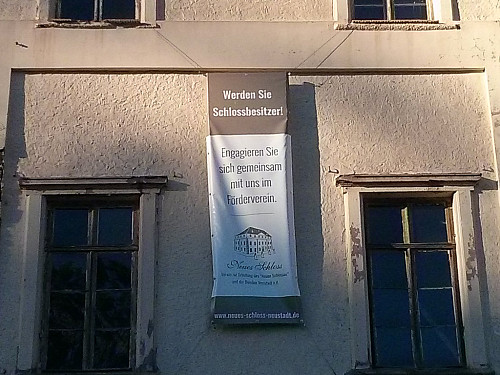 Banner an der Südfassade des neuen Schlosses